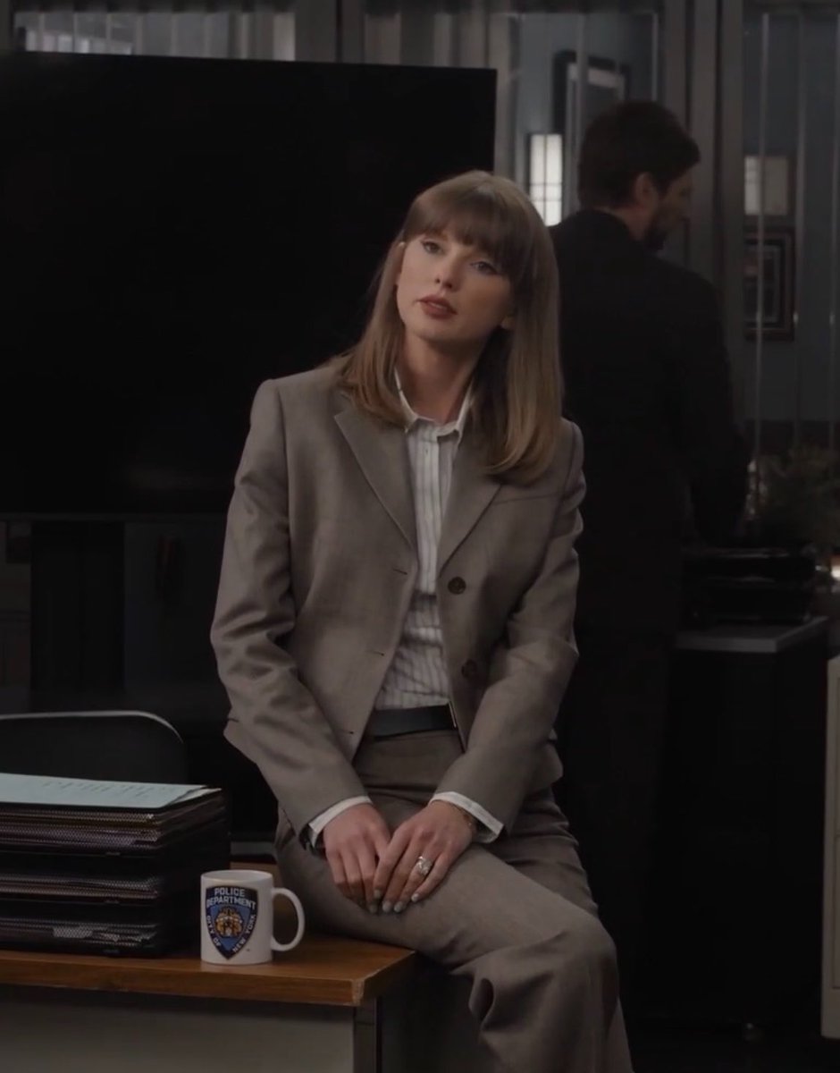 drewgirlevil's tweet photo. she looks like she’ll be your father figure, she drinks that brown liquor, she can make deals with the devil because her dick’s bigger https://t.co/pQAGbGEsId