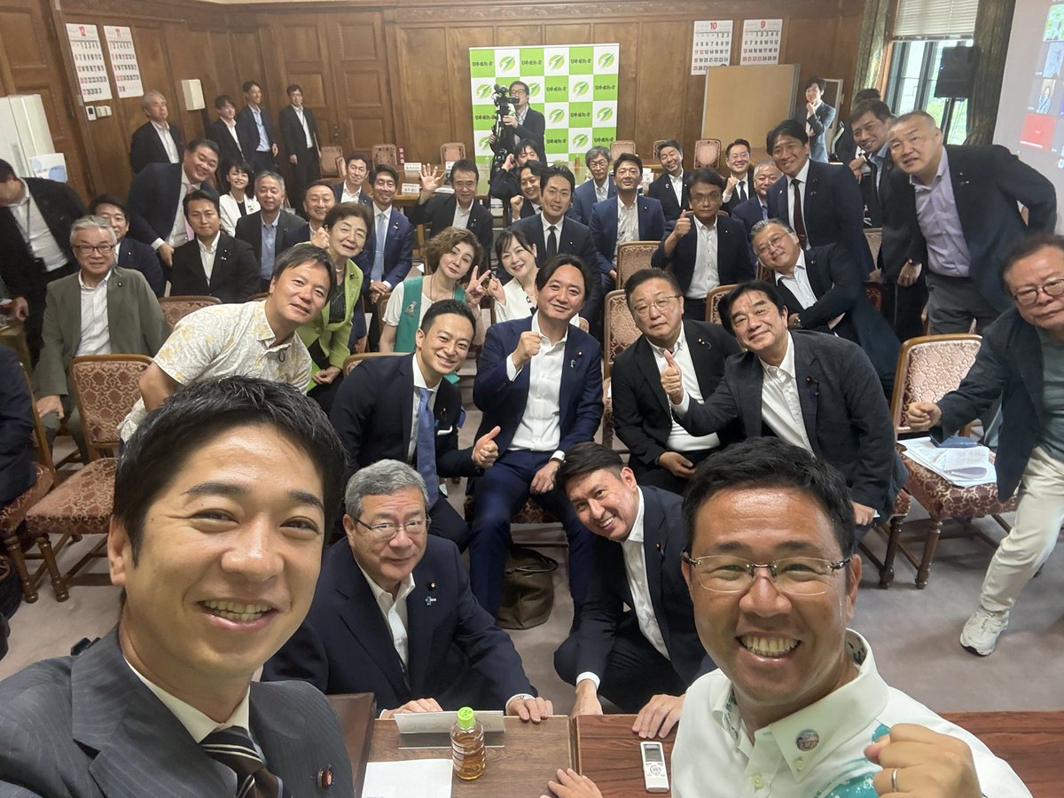 fumi_fuji's tweet photo. 沖縄県知事選挙で当選された古謝げんたさんが、日本維新の会の両院議員総会にご挨拶に来てくださいました。これから益々力を合わせて頑張りましょう！ https://t.co/K6ilHDhKRg
