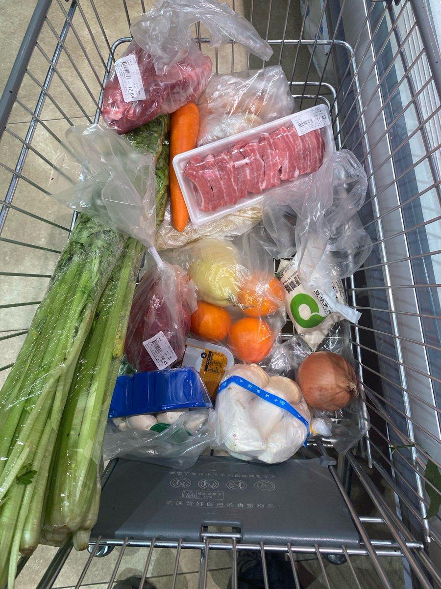 jojaewan13's tweet photo. Compré ingredientes frescos para hacer paella: arroz, judías verdes, conejo y tomates maduros. Lista para cocinar una cena deliciosa! https://t.co/LJOr4bSjNY