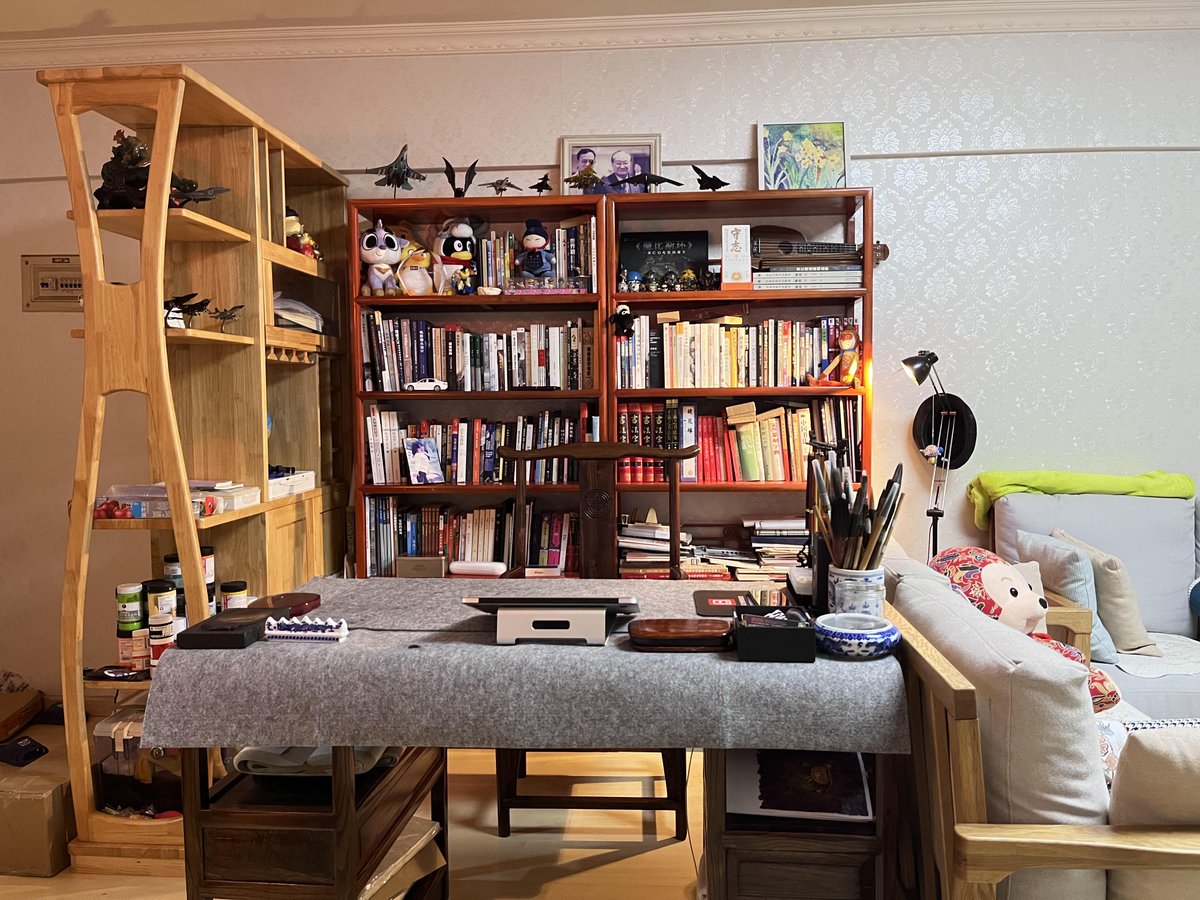 GiovanniEgqskm's tweet photo. Tackled old clutter today! Found vintage books, a retro camera u0026 a set of unused mugs to donate. A small step for a tidier space, big win for a less wasteful life. https://t.co/ideVhn5yNV