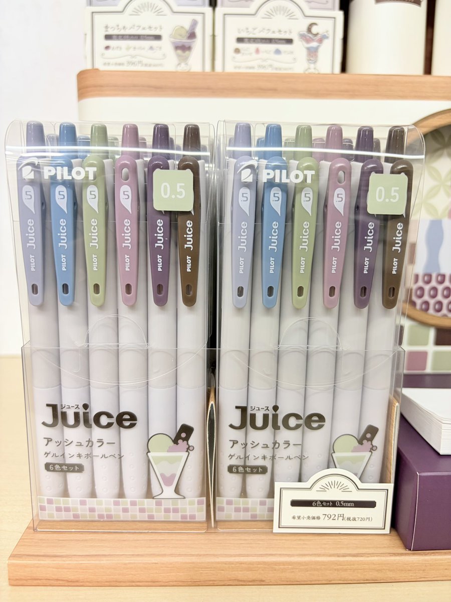 okamotoya1's tweet photo. パイロット新色「ジュースアッシュカラー」

これは使ってみてより良さがわかるタイプのペンだと思うのでぜひ使ってみてほしい！

色味が絶妙によい！色味と書き心地で和やかに気分が上がる、目に優しく、落ち着いているけど可愛さもある色です。和カフェのメニューに見立てたセットは数量限定品です🍵 https://t.co/P2kuobGGpJ