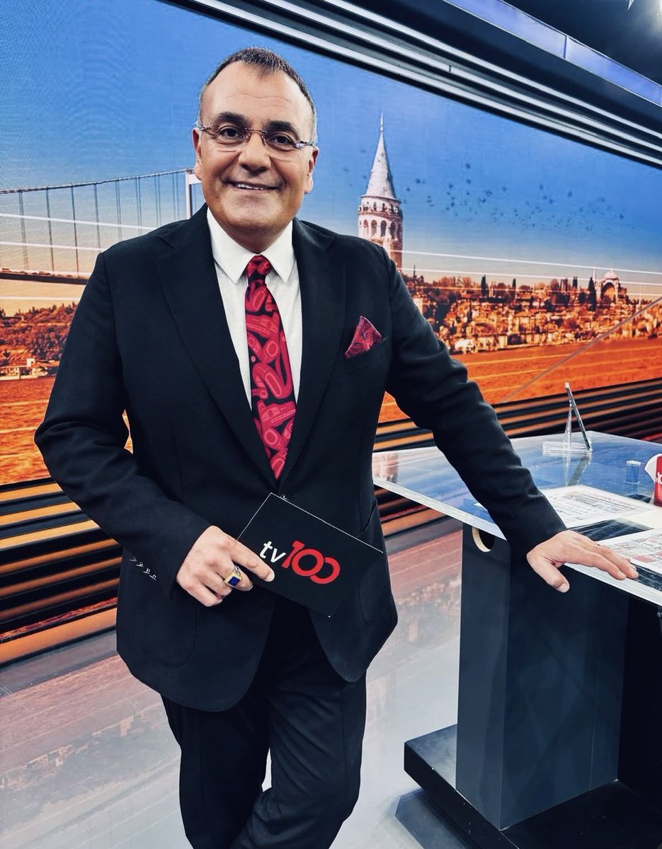 ozetgechaber's tweet photo. Mesut Yar:

“Polat Alemdar kim?” diye kimse bir şey sordu mu? Hayır, sormadı. Peki, kim olabilir?

Üzerinden yıllar geçti, dizinin hâlâ izleniyor ama bu “Polat Alemdar kim?” ve gerçek hayatta birine denk geliyor mu? Bu soru da bilinmeyenler arasında yerini aldı. https://t.co/hRhFL4eabO