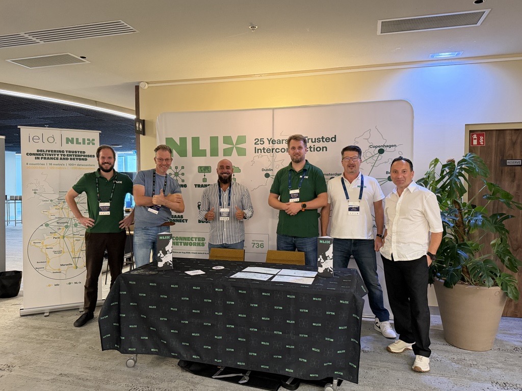 nl_ix's tweet photo. 𝗡𝗟-𝗶𝘅 𝗮𝘁 𝗘𝗣𝗙 𝟮𝟬𝟮𝟲 🇫🇷
Our team is at the European Peering Forum this week, right where we like to be: among the people who build and shape the Internet.

And this year, we’re proud to be supporting EPF as a Silver Sponsor.

Are you at EPF too? Spot one of these faces and come say hi! 👋

#EPF2026 #NLix #Peering #Interconnection #BeTheInternet