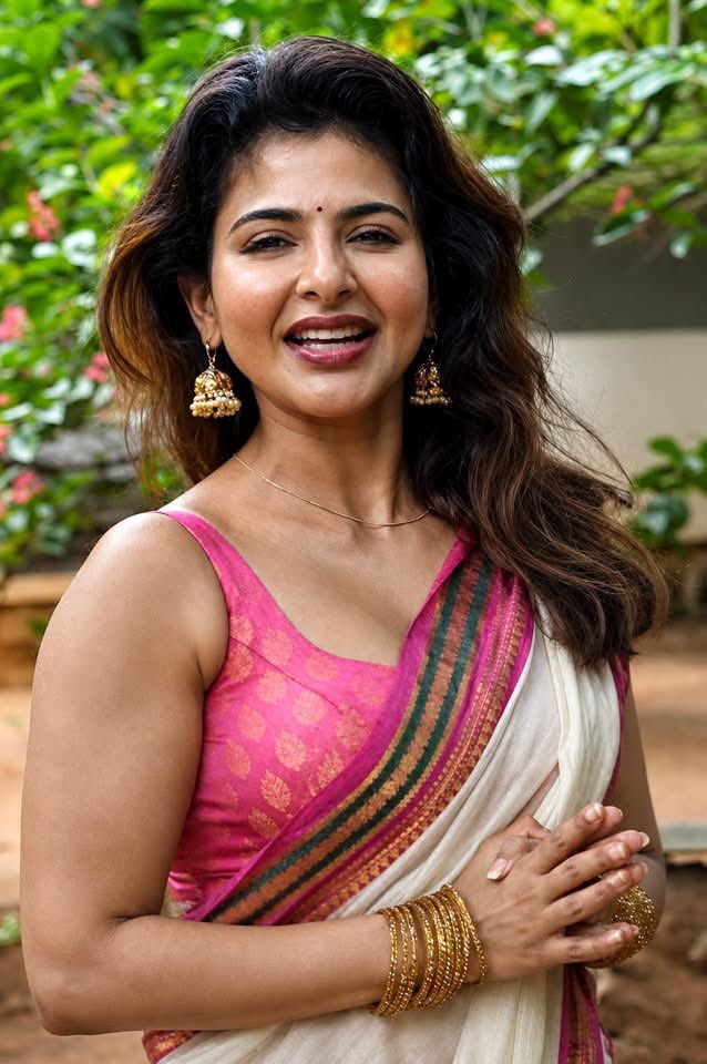 Shefaliditya89's tweet photo. Indian actress Iswarya Menon in saree mode 
She is looking awesome in saree https://t.co/OdlCseuhTm