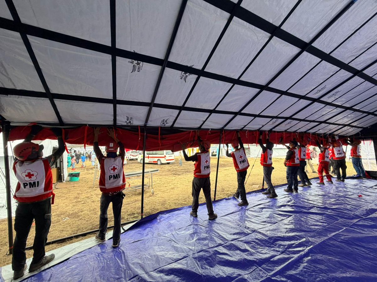 IFRCAsiaPacific's tweet photo. One month on, @IFRC and @palangmerah (PMI) continue to support communities affected by the 7.7-magnitude Flores earthquake in Indonesia.
 
Among the essential services is a field clinic in Ruteng, Manggarai District, East Nusa Tenggara, established by PMI together with the Ministry of Health and National Disaster Management Authority.
 
The clinic provides essential health services, while PMI's wider response includes psychosocial support and the deployment of trained medical volunteers.