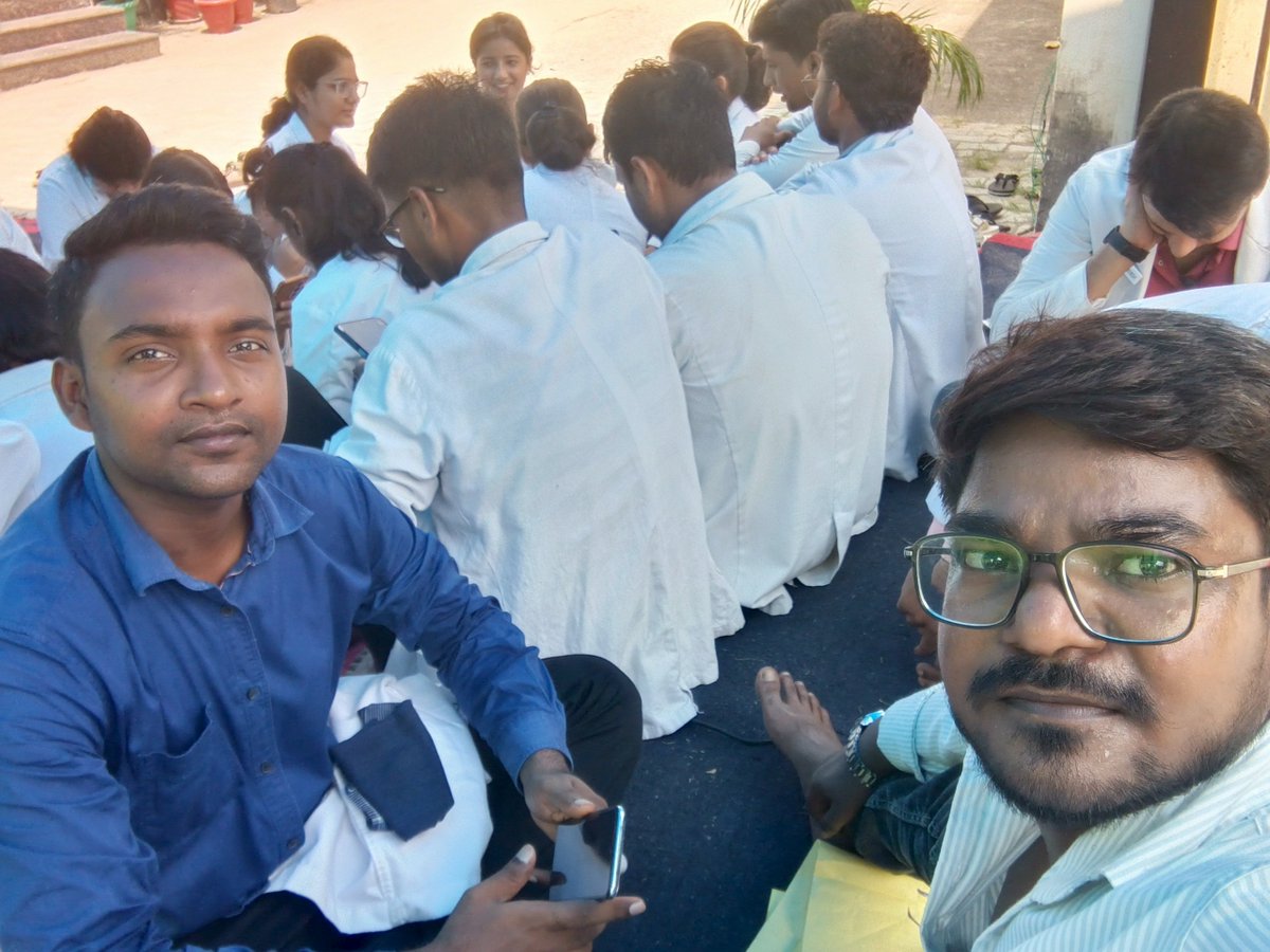 DoctorPaswanD's tweet photo. OPD बंद 6 दिन, 19 कॉलेज, मरीजों की हालत खराब। प्रशासन आश्वासन से आगे बढ़े, AYUSH Stipend ₹25K का आदेश दे। @ayushupdept @dayalugurubjp @SureshKKhanna @CMOfficeUP @upayushdept @moayush #AYUSHStipend25K https://t.co/sELJZ3HBRT