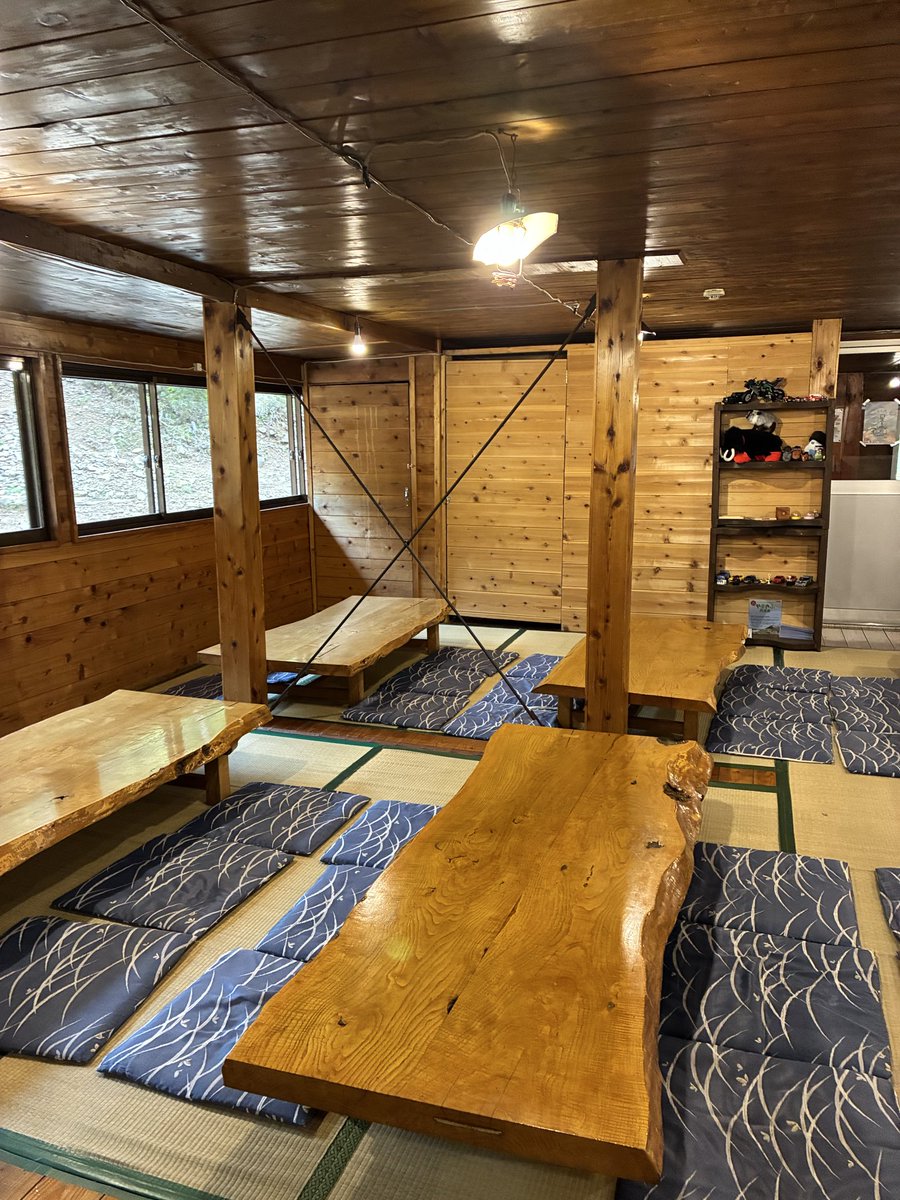 muran772003's tweet photo. 今まで山小屋へ泊まっても早くチェックアウトしてたので、知らなかったが今回は本隊と合流まで時間があったので、スタッフの仕事ぶりがよく見えた。丁寧な清掃でピカピカ。 https://t.co/KYBXLlSO0C