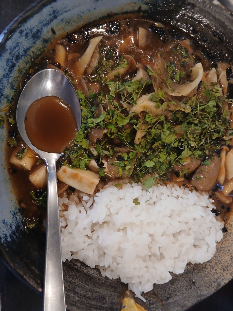 shinkakatsura3's tweet photo. 連雀亭ありがとうございます

ずーーっと気になっていた栄屋ミルクホールさんへ🍜🔰
表に誰も並んでいなくて、萬次郎さんと 
ラッキーだね♪と話していたら、

なんと！4日前❕８１年の歴史に幕が下ろされていた

跡地で写真撮影。
#歴史　#東京

カレーノトリコさん　
🍛まんぞく♪
#まずはおちつこう https://t.co/eCBcdKSf0o
