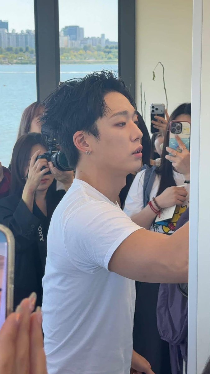 jiwonmuse's tweet photo. bobby gilaaaa sangat fineshyt tolong rambut hitam dan pake kaos putih SELAMANYA 🫠🖤 https://t.co/vgkVf0xrCl