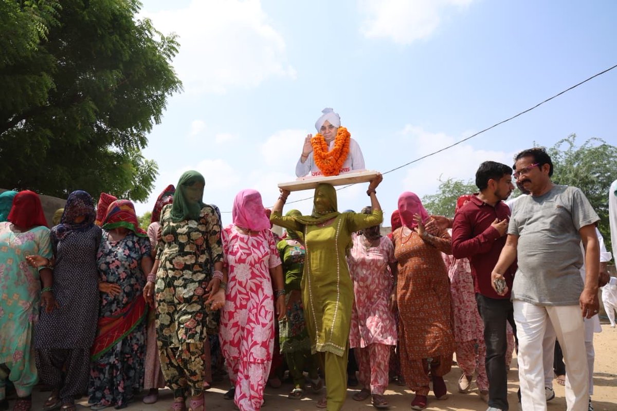 SaintRampalJiM's tweet photo. कर्मशाना, नोहर, हनुमानगढ़ (राजस्थान)
श्री राधे राधे गौ सेवा समिति को संत रामपाल जी ने दिया 400 क्विंटल सूखा चारा + 42×70 फीट शेड सेवा। https://t.co/cJRBqyLFHU