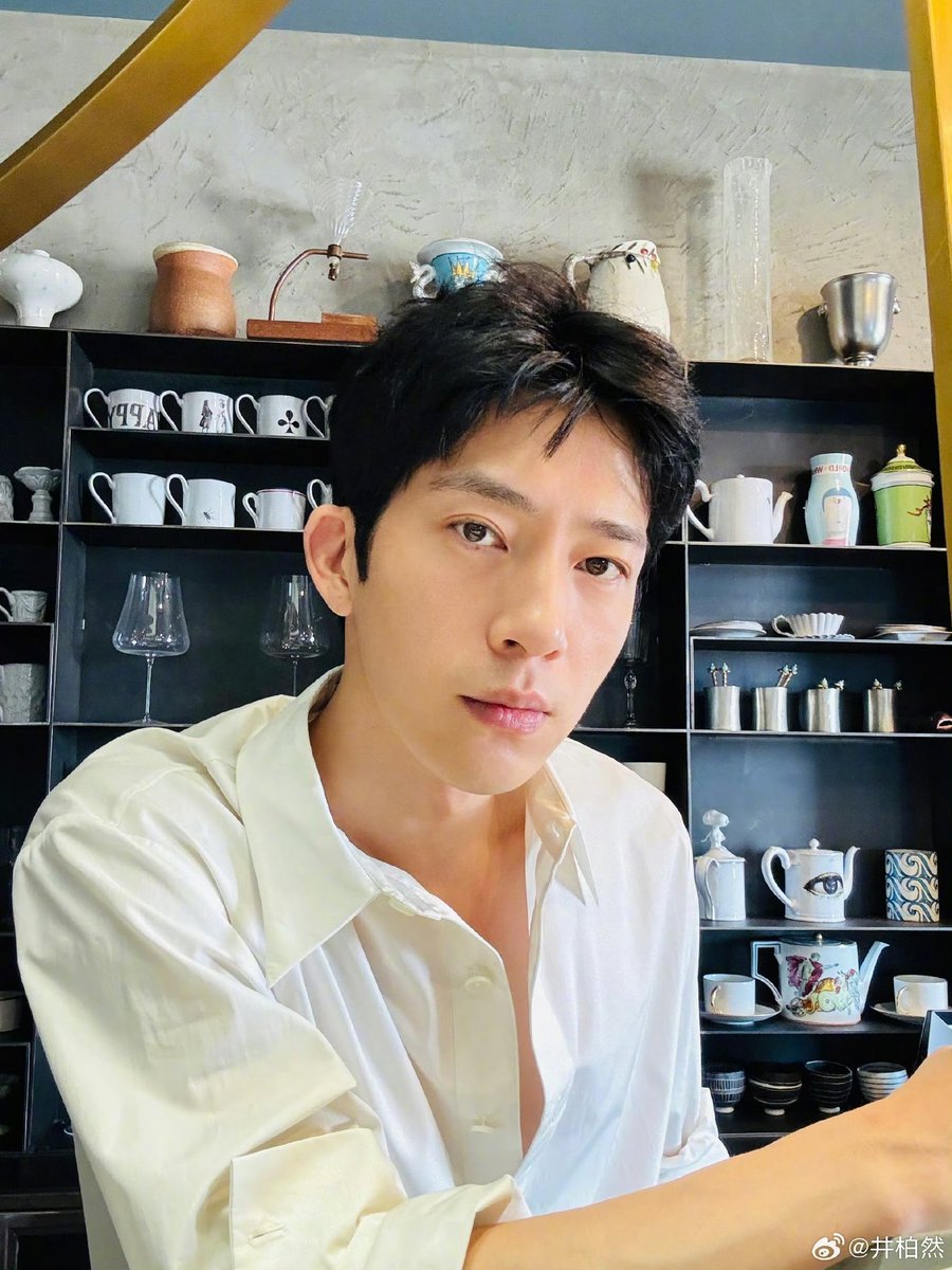 Lilytail_D's tweet photo. ตลก #JingBoran มาอัปรูปแล้วในคอมเม้นมีแต่ประมาณว่าส่งแก้วมาให้หน่อยสิ ส่งเสื้อเชิ้ตของคุณมาให้หน่อย ส่งผักดอง(ที่จิ่นเกอบอกจะทำกินเองที่บ้าน) มาให้หน่อย จนจิ่นเกอบอกว่า "ทำไมพอฉันโพสต์ Weibo ทีไร ต้องเสียเงินตลอดเลยเนี่ย" 😂
#ฤดูใหม่นี้มีเพียงสองเรา #TheEarlySpring https://t.co/CseBJm3hv1