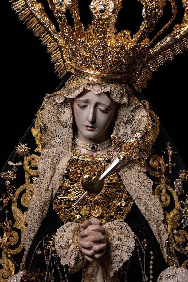 doloresdlpuente's tweet photo. 🖤 ¡Oh, cuán triste y cuán aflicta, se vio la Madre bendita, de tantos tormentos llena!
Cuando triste contemplaba y dolorosa miraba del Hijo amado la pena. 

Ntra. Señora de los Dolores dispuesta para el encuentro de sus devotos.

#CofradíasMLG #DoloresdelPuente https://t.co/xfKvXqQfxE