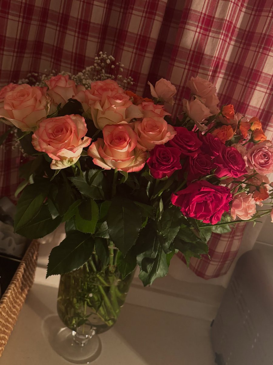 semringah's tweet photo. ㅤ

What a way to start a day!❤️💐
Makasih banyak untuk bunganya, boomerku yang paling ganteng, my finest shyt, my segala-galanya! Good morning banget buat gue yang baru bangun (dibangun seb🙄). Kalau gini kan jadi semangat site visit lagi! Hahay. I love you LOTS bebe❤️❤️❤️

ㅤ https://t.co/vXEhFUjesW