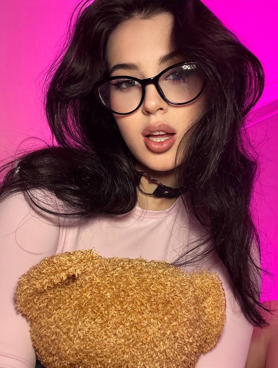 kirarosee's tweet photo. does anyone like girls with glasses ? https://t.co/tNgXWMBVsz
