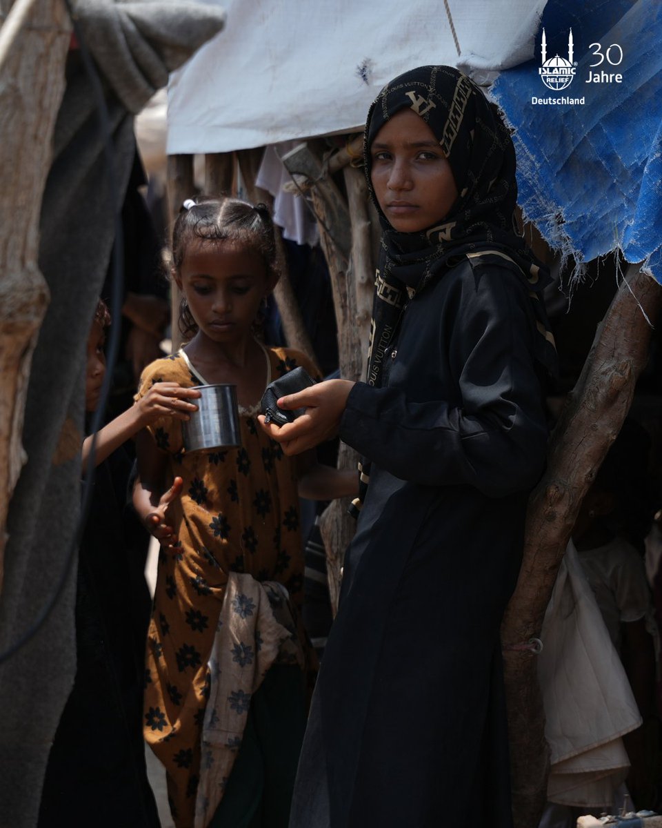IslamicReliefDE's tweet photo. Die Gewalt im Jemen eskaliert erneut. Tausende Familien sind auf der Flucht.❤️‍🩹

Durch die jüngste militärische Eskalation mit Luftangriffen, Beschuss und bewaffneten Auseinandersetzungen werden täglich weitere Menschen aus ihrem Zuhause vertrieben. Allein in Taiz und Aden sind aktuellen Berichten zufolge bereits mehr als 11.000 Familien auf der Flucht. Viele suchen Schutz in Schulen, ohne ausreichend Lebensmittel, sauberes Trinkwasser oder Zugang zu medizinischer Versorgung. Einige Familien müssen derzeit sogar auf der Straße leben.

Dabei erlebt der Jemen bereits seit Jahren eine der schwersten humanitären Krisen weltweit: Mehr als 22 Millionen Menschen – rund zwei Drittel der Bevölkerung – sind auf humanitäre Hilfe angewiesen. Armut, Hunger und Mangelernährung bestimmen für Millionen Menschen den Alltag, während die grundlegende Versorgung zunehmend an ihre Grenzen stößt.

Unsere Mitarbeiter sind vor Ort und bereiten Nothilfemaßnahmen vor, um neu vertriebene Familien mit Lebensmitteln und dringend benötigten Hilfsgütern zu unterstützen. 

Die Menschen im Jemen brauchen jetzt dringend Unterstützung.
➡️ https://t.co/NbBplCzpWo
.
#jemen #yemen #nothilfe #humanitärehilfe #islamicrelief
