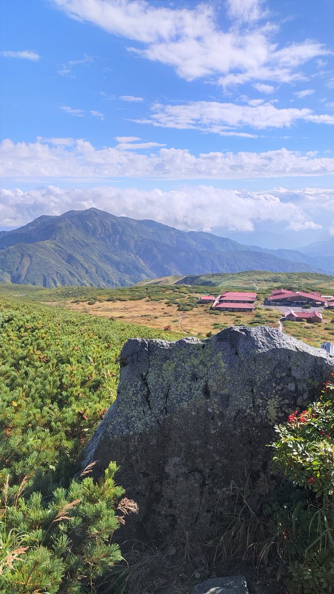 ishireki's tweet photo. 大学時代の先輩に誘われ、先週末に白山へ。
山頂周辺を中心に多くの石造物があるほか、「蛇塚」や「仙人窟」などが残り、霊山として繁栄した往時を物語ります。
立地が立地なので、「実際に見に行く」という発想になかなか至らなかったのですが、「百聞は一見に如かず」、充実したひと時でした。 https://t.co/ItddguCVcy