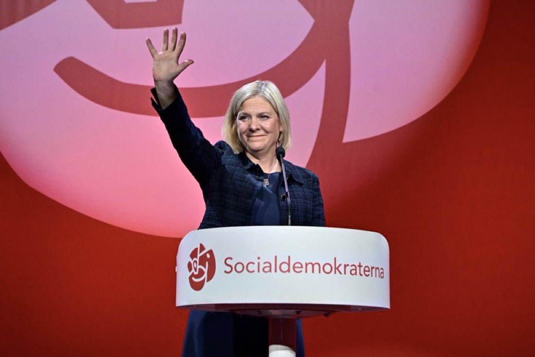 SergiMaranya's tweet photo. ℹ️ Les propostes dels socialdemòcrates suecs que a Catalunya defensa Aliança Catalana.

🇸🇪 El partit de Magdalena Andersson, primera força amb el 28,1% en el recompte provisional, ha concorregut amb mesures com:

👉🏻 Una política migratòria estricta i limitada a la capacitat d’integració del país.
👉🏻 Més expulsions de delinqüents estrangers i el retorn dels sol·licitants d’asil rebutjats.
👉🏻 Exigir llengua sueca, feina i integració per establir-se al país.
👉🏻 Més policies, penes més dures i una llei antimàfia contra les bandes.
👉🏻 Recuperar una indústria nacional forta.
👉🏻 Mantenir i ampliar l’energia nuclear.

🤔 Curiós com unes mateixes propostes poden ser considerades socialdemòcrates a Suècia mentre que aquí periodistes i mitjans subvencionats les titllen d’extrema dreta i feixistes. Que s’ho facin mirar.