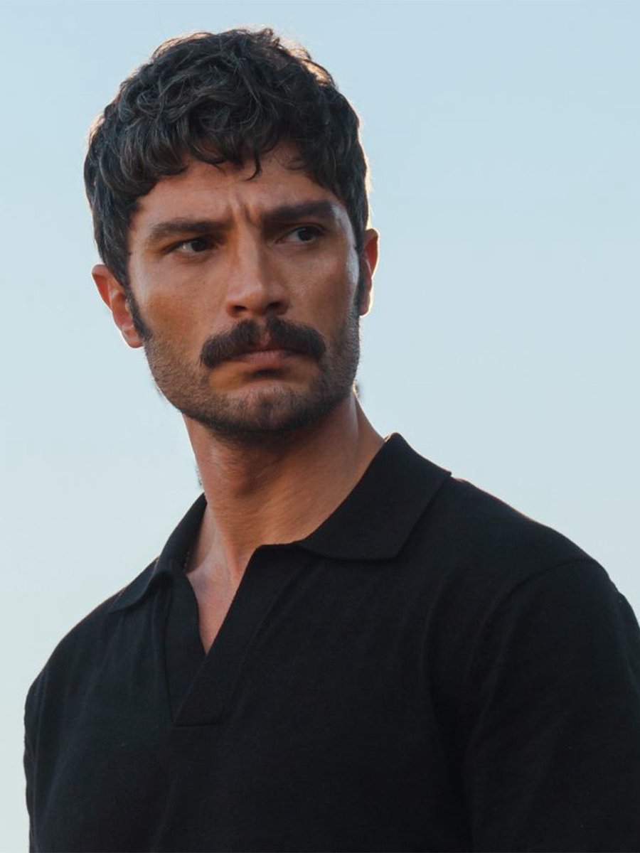 TvDunyasii's tweet photo. “HALEF: KÖKLERİN ÇAĞRISI”NDAN
NEFES KESEN İKİNCİ TANITIM!

KAZA GEÇİREN YILDIZ KAYIP ANCAK SERHAT AĞA ONU BULMAKTA KARARLI!
 
NOW’ın, yapımcılığını Gül Oğuz’un üstlendiği Most Production imzalı merakla beklenen dizisi #HalefKöklerinÇağrısı”nın ikinci sezonundan nefes kesen ikinci tanıtım yayınlandı. 

İlhan Şen ve Biran Damla Yılmaz’ı Serhat ve Yıldız karakterleriyle yeniden izleyiciyle buluşturan tanıtım, yeni sezonda izleyiciyi aşk, ayrılık ve mücadele dolu çarpıcı bir hikayenin beklediğinin sinyallerini verdi.

Sezon finalinde evliliklerinin önündeki engelleri aşarak yeni bir başlangıca adım atan Serhat ve Yıldız, yeni sezonda beklenmedik bir olayla birbirlerinden kopuyor. Geçirdiği kaza sonrası hafızasını kaybeden Yıldız’a karşı Serhat için aşkının peşinden gitmekten başka bir seçenek kalmıyor.

Yeni sezonda kökleri, ailesi ve aşkı arasında verdiği mücadele daha da derinleşen Serhat’ın karşısına bu kez aşkını yeniden kazanma sınavı çıkıyor. 

Yıldız’ın kayıp hafızası, ikilinin aşkını bambaşka bir sınavın içine sürüklerken; güçlü oyuncuların katılımıyla genişleyen kadro ve Şanlıurfa’nın etkileyici atmosferi eşliğinde kökler, aşk, aile ve kader arasındaki mücadele devam ediyor.