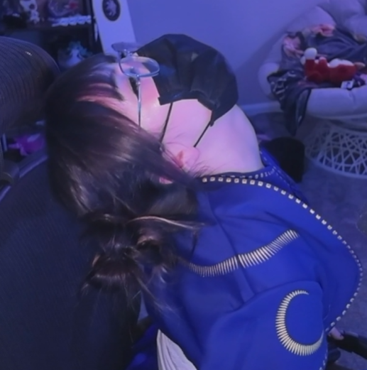 Saysera69's tweet photo. @Rainhoe hey you're also known for the weird neck stuff 🙃 https://t.co/QxXwBcCfF6