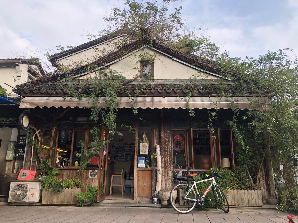 cryhp542138's tweet photo. Just wrapped a quick coffee run to the cute street corner bookstore by the station—sunlight hit the vintage signs perfectly on the walk back, little mid-week pick-me-up https://t.co/nBnEAe3HPU
