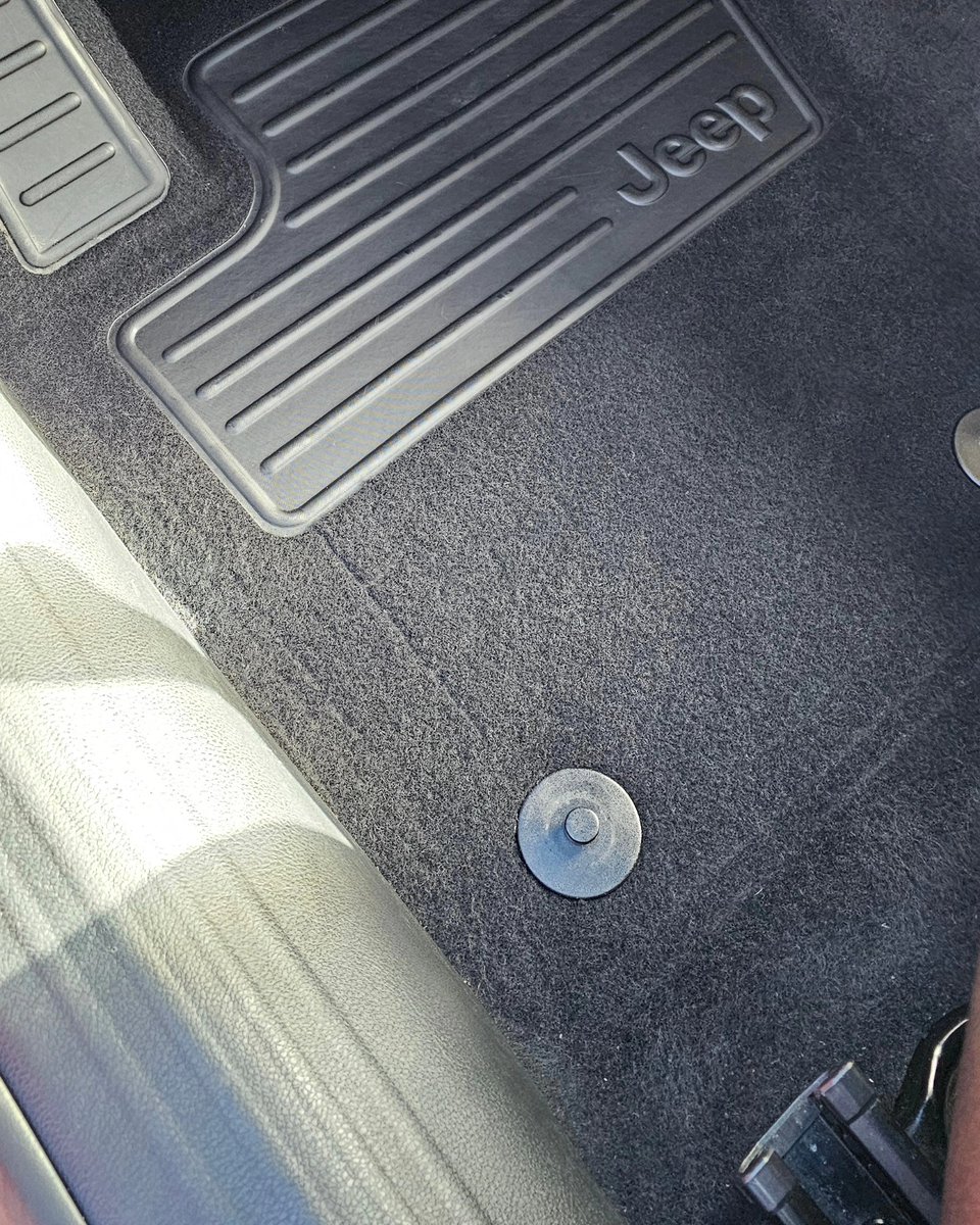 nidaaskoglu's tweet photo. Interior detailing in 21° weather! Remove dirt, road salt, and grime from your carpets to protect your interior. Call 413 459 0561 to book your appointment. https://t.co/vkXLvf5uEZ