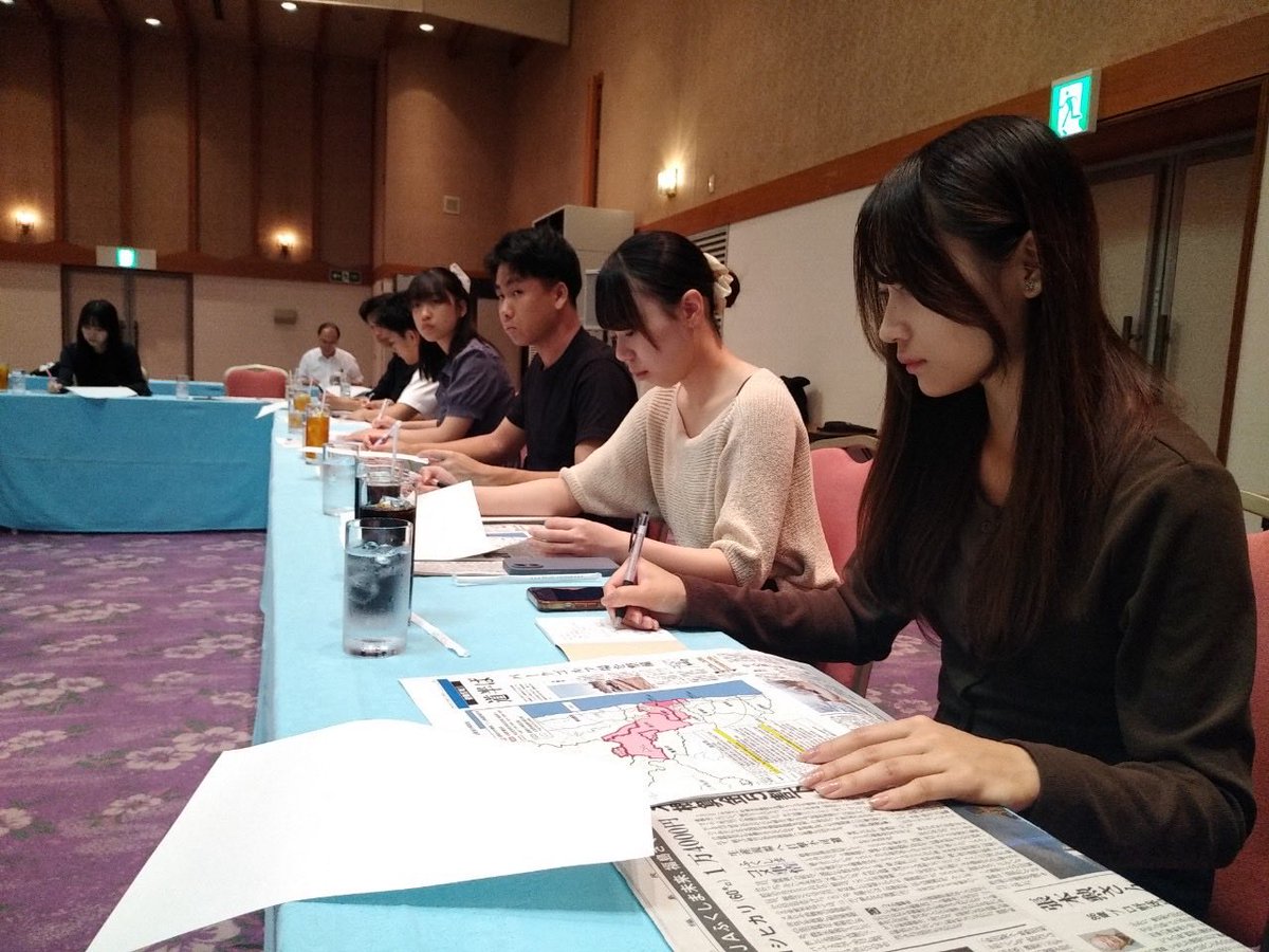 yone_seminar's tweet photo. ゼミ合宿(9月10日〜12日) in 福島・宮城
【2日目】
〈福島民報社〉
東日本大震災の当時のこと、またその経験から県民により寄り添う記事に変化したことなどを聞きました。
〈NHK福島放送局〉
ニューススタジオの見学やカメラ体験、４人の講師の方からお話を聞きました。
（文責吉田） https://t.co/VHjpSZv9bh