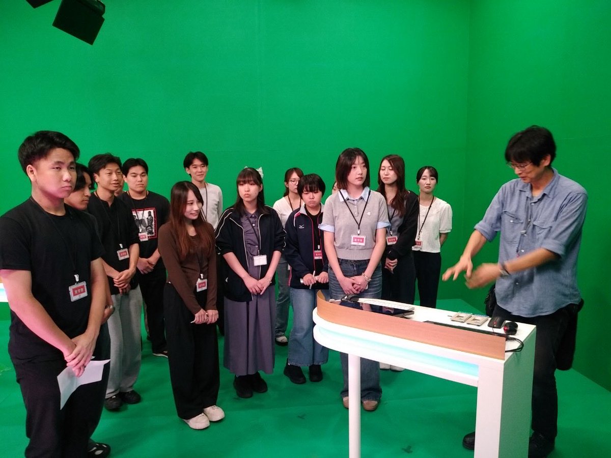 yone_seminar's tweet photo. ゼミ合宿(9月10日〜12日) in 福島・宮城
【2日目】
〈福島民報社〉
東日本大震災の当時のこと、またその経験から県民により寄り添う記事に変化したことなどを聞きました。
〈NHK福島放送局〉
ニューススタジオの見学やカメラ体験、４人の講師の方からお話を聞きました。
（文責吉田） https://t.co/VHjpSZv9bh