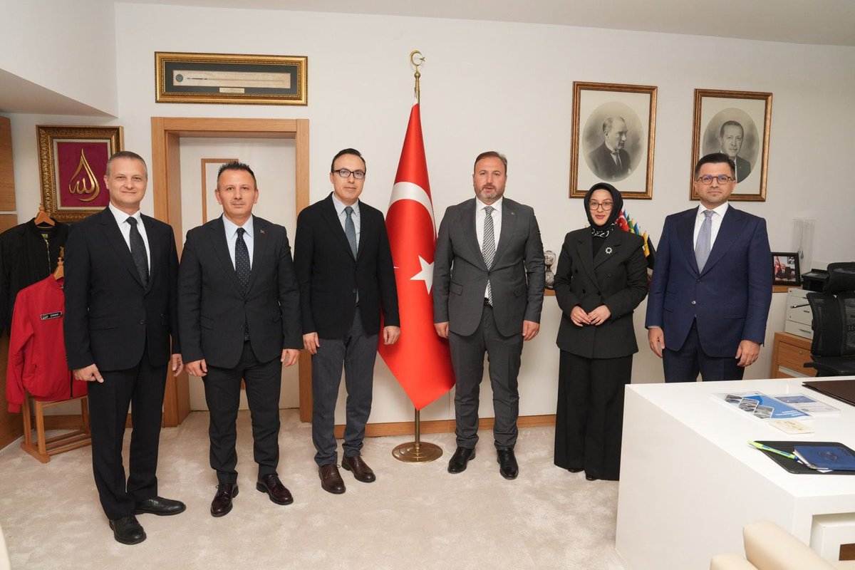 heasresmi's tweet photo. HEAŞ Yönetim Kurulu Başkanımız Sayın Ertaç Koca, Yönetim Kurulu Üyelerimiz ve Genel Müdürümüz, Devlet Hava Meydanları İşletmesi (DHMİ) Yönetim Kurulu Başkanlığı ve Genel Müdürlüğü görevine atanan Sayın Dr. Fatih Çakmak’ı ziyaret etti.

Gerçekleştirilen görüşmede; İstanbul Sabiha Gökçen Uluslararası Havalimanı’mızın artan yolcu ve uçuş trafiği, devam eden altyapı ve kapasite geliştirme çalışmaları ile operasyonel süreçleri ele alındı.

Sabiha Gökçen Uluslararası Havalimanı Meydan Otoritesi HEAŞ olarak, ülkemizin havacılık vizyonu doğrultusunda Sabiha Gökçen Uluslararası Havalimanı’nın küresel havacılıktaki konumunu daha da güçlendirmek ve artan kapasitesini geleceğin ihtiyaçlarına uygun şekilde geliştirmek üzere çalışmalarımızı kararlılıkla sürdürüyoruz.