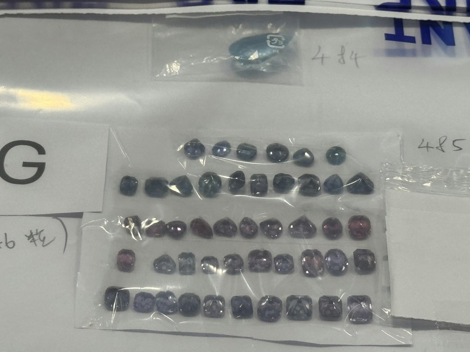 China0Market's tweet photo. A Sri Lankan businessman attending a jewellery exhibition in Hong Kong was robbed of raw gemstones worth nearly HK$1 million while asleep in a hotel lobby. Airport police arrested an Algerian man in Tsing Yi within six hours and recovered all the stolen items.
#China https://t.co/PDdTzmr4yd