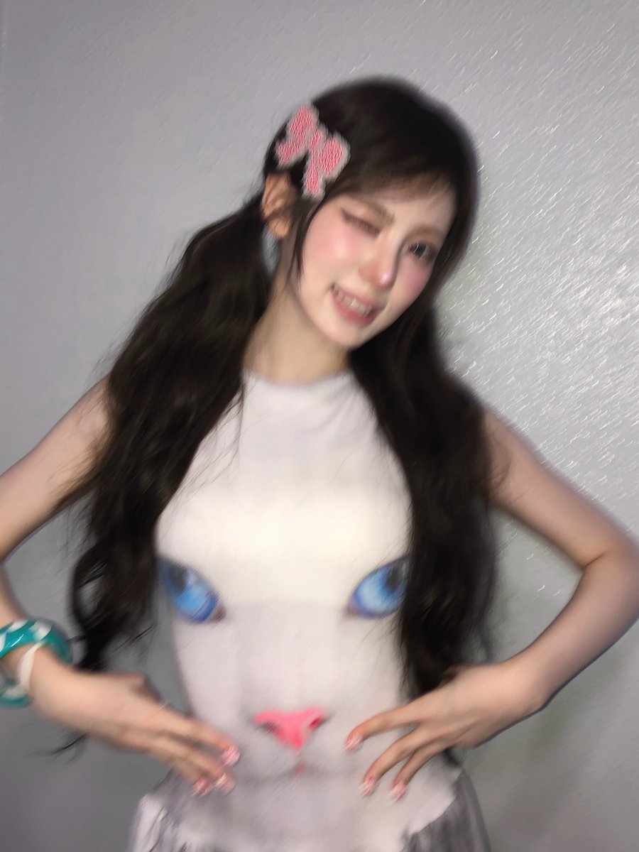 Ieeesui's tweet photo. Little Miss Kitty greets everyone with her sweetest little meows. ᓚ₍⑅^..^₎♡ her vibrissae may be invisible, but she’s doing her very best to show them off to you — with an undeniable overload of cuteness, of course! worry not, you may gently pat her head. 🐾🎀 https://t.co/1n2j343TEd