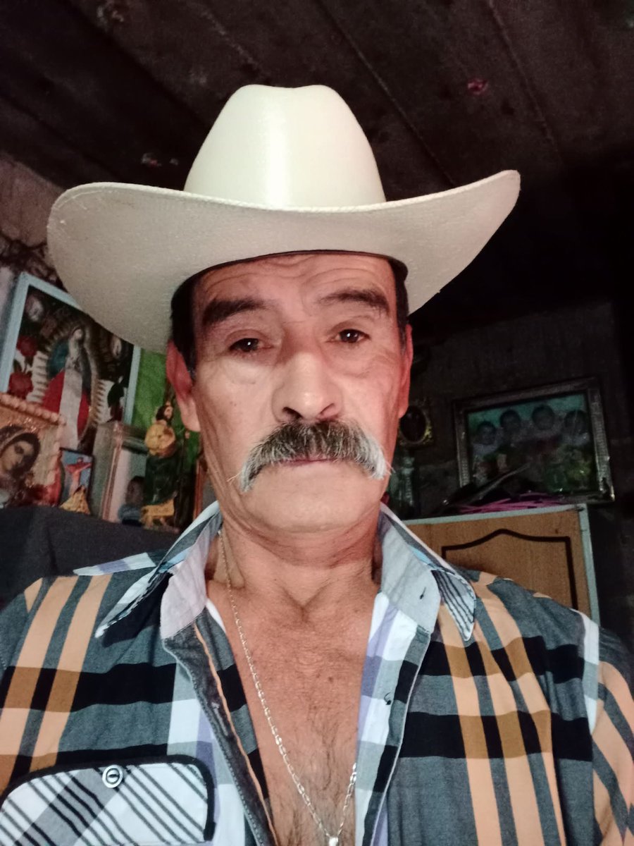 madurosgay81805's tweet photo. Ahí está otra vez el papi https://t.co/d2VomGRbKy