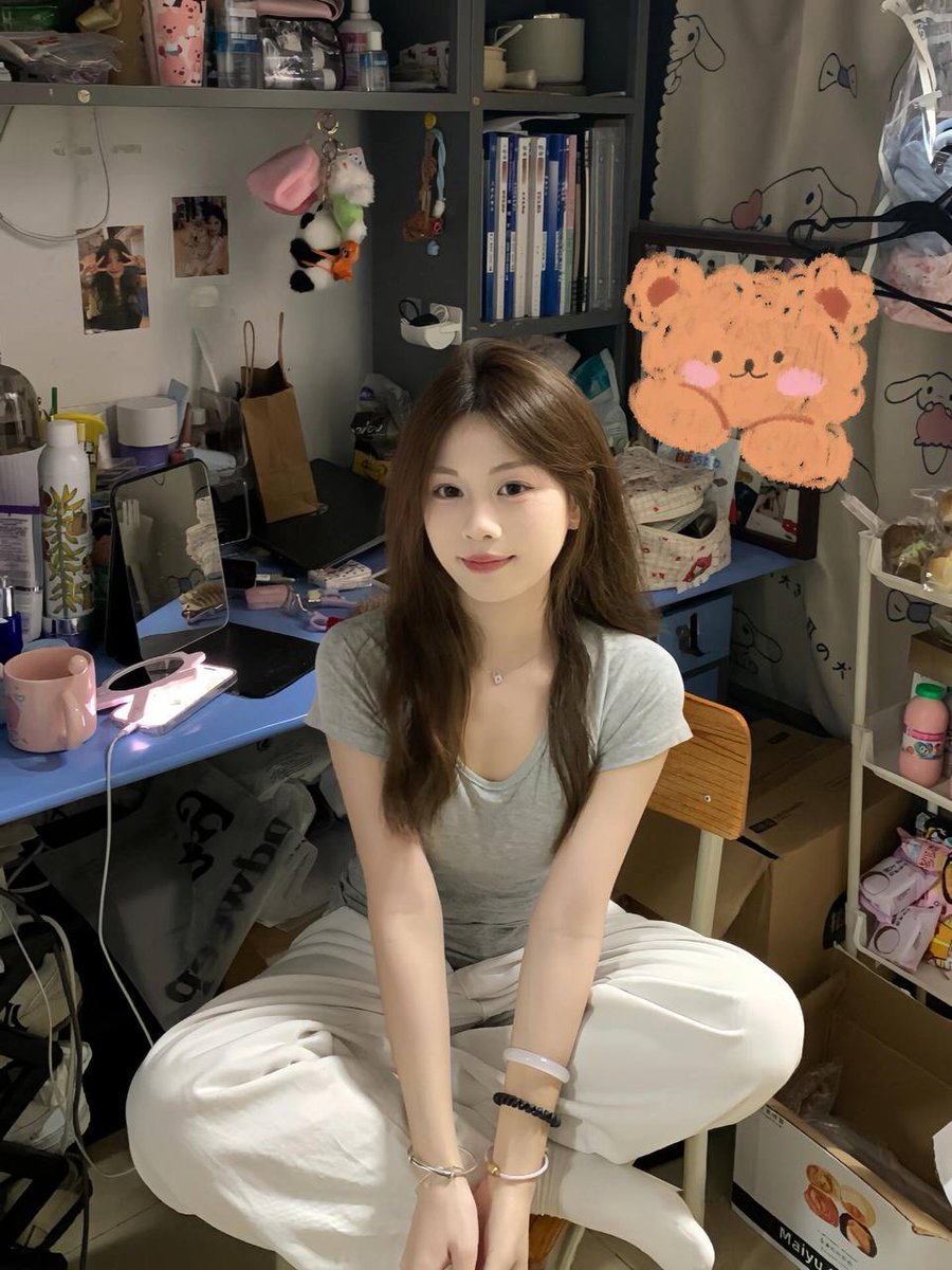 GertieDefulwfe's tweet photo. 本人20岁
大二学生一枚
平常除了在宿舍就在玩x
不知道会不会有人想跟我聊天
本人。 是本人 https://t.co/SbiCEkeBtN