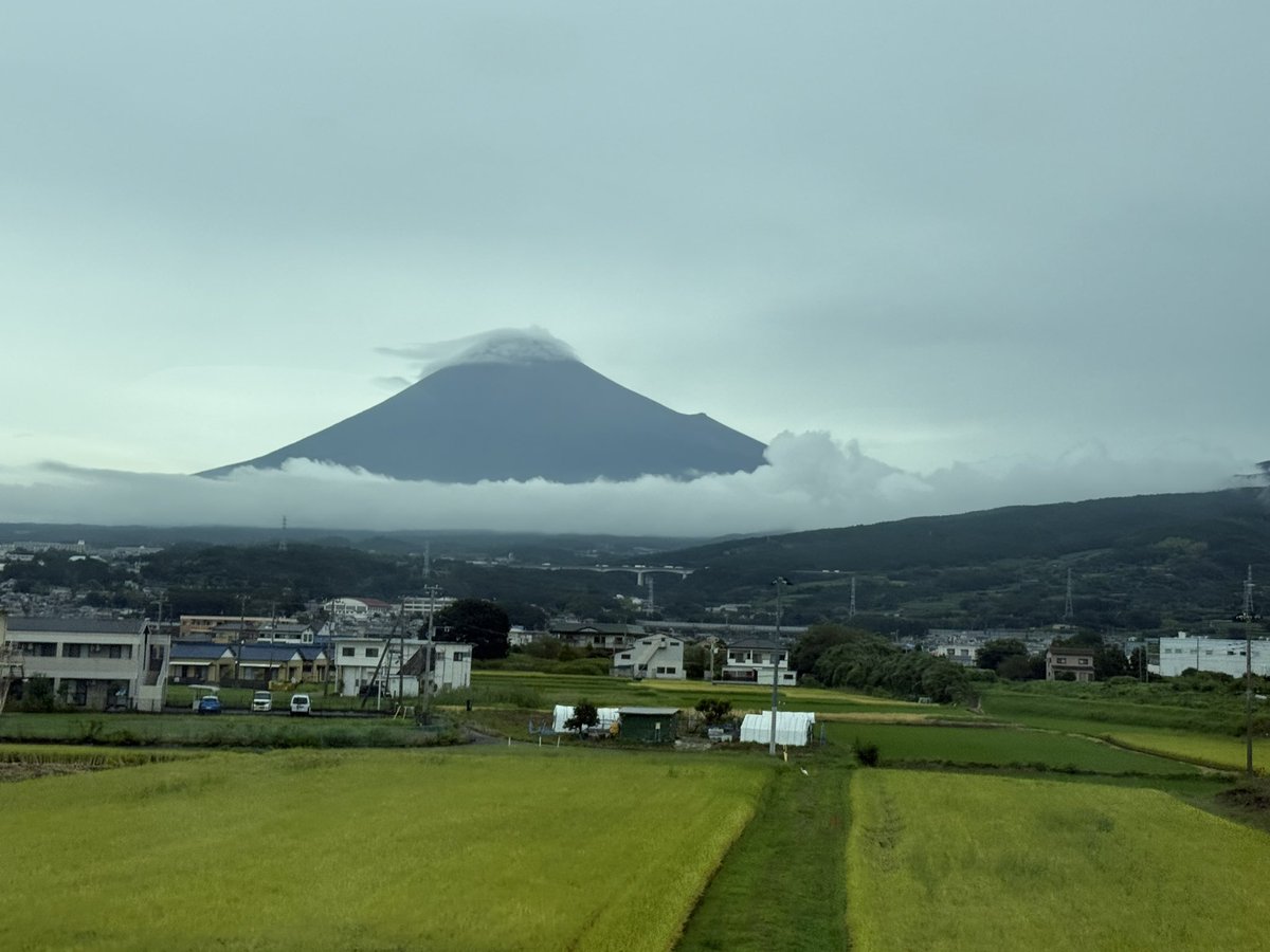 yoshi60094023's tweet photo. 出張途中の富士山🗻
雲が絡んで幻想的だ https://t.co/MUwHMxV659