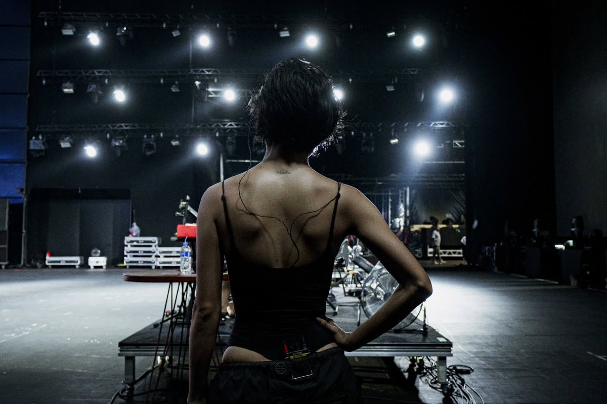 BrasilMOO's tweet photo. Hwasa durante a passagem de som do Rock In Rio https://t.co/1dOGiY3me6