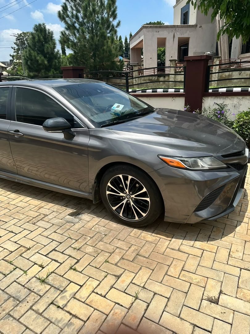 PELSAUTOS's tweet photo. Registered well maintained Toyota Camry 2018 SE
Keyless
Sunroof
Clean black interior
2024 on custom
17,500,000
07032328559 https://t.co/ewrUpiSALx
