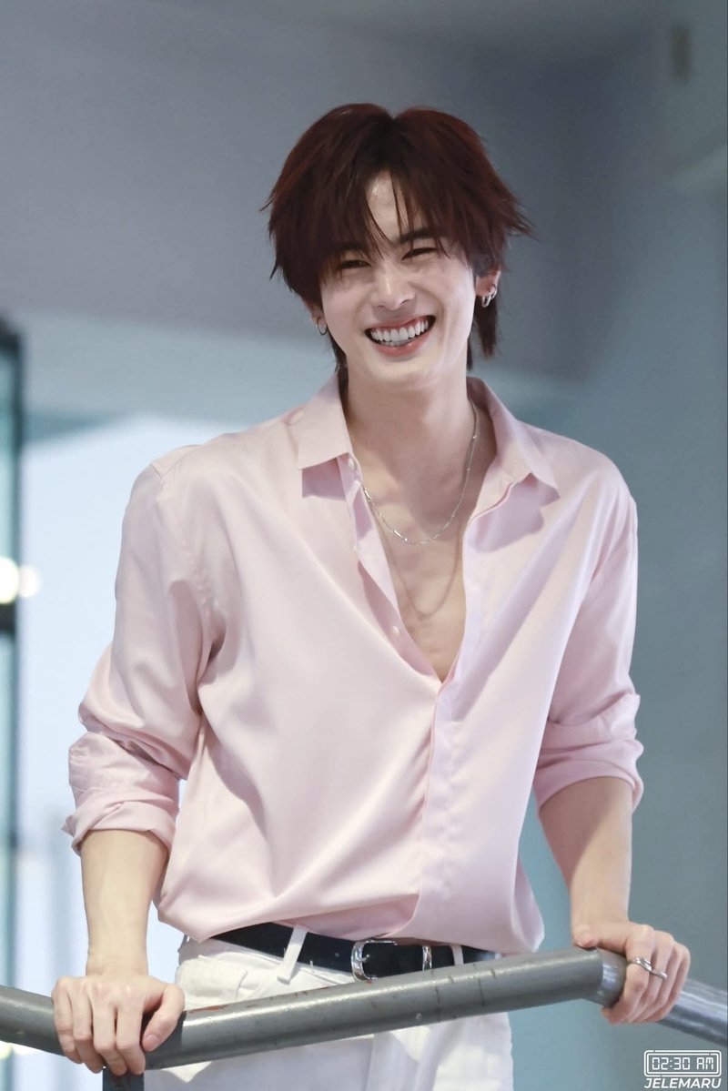 babytatajiw's tweet photo. น้องต้ารู้ตัวยังว่าใส่สีชมพูแล้วมันหล่อ(น่ารัก)มากเลยเนี้ย ผิวขาวๆกับสีชมพูอะ ออร่าสุดๆเลย ใส่บ่อยๆนะ มันโคตรเท่ โคตรแบดครับ จริงๆครับหมวย เชื่อพี่นะ🥺🎀🌸💘💞💗🩷💖 https://t.co/9OHXx0n3Cl