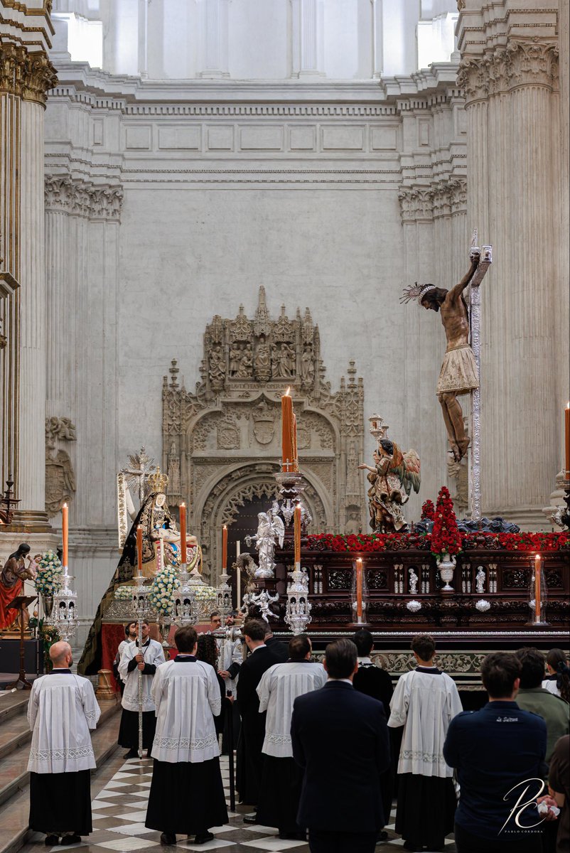 pcordobacofrade's tweet photo. Granada, bajo la protección de sus devociones.
El Cristo de San Agustín, Sagrado Protector de la ciudad, salió en rogativa por el fin de los terremotos y la protección de Granada, en vísperas de la Ofrenda a la Virgen de las Angustias.

Noche para la historia. 🖤
#Granada https://t.co/mogQKF5sNX