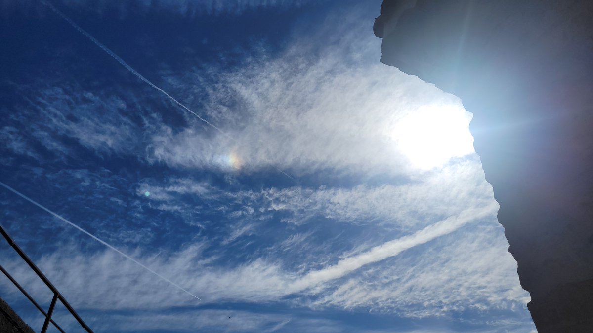 CecileAilleurs's tweet photo. @BlackBondPtv Hier matin, en Ardèche, le ciel était d'un bleu éclatant avant de se marbrerie de blanc. Un halot arc en ciel est une inconnue pour la part https://t.co/yescpdwWAK