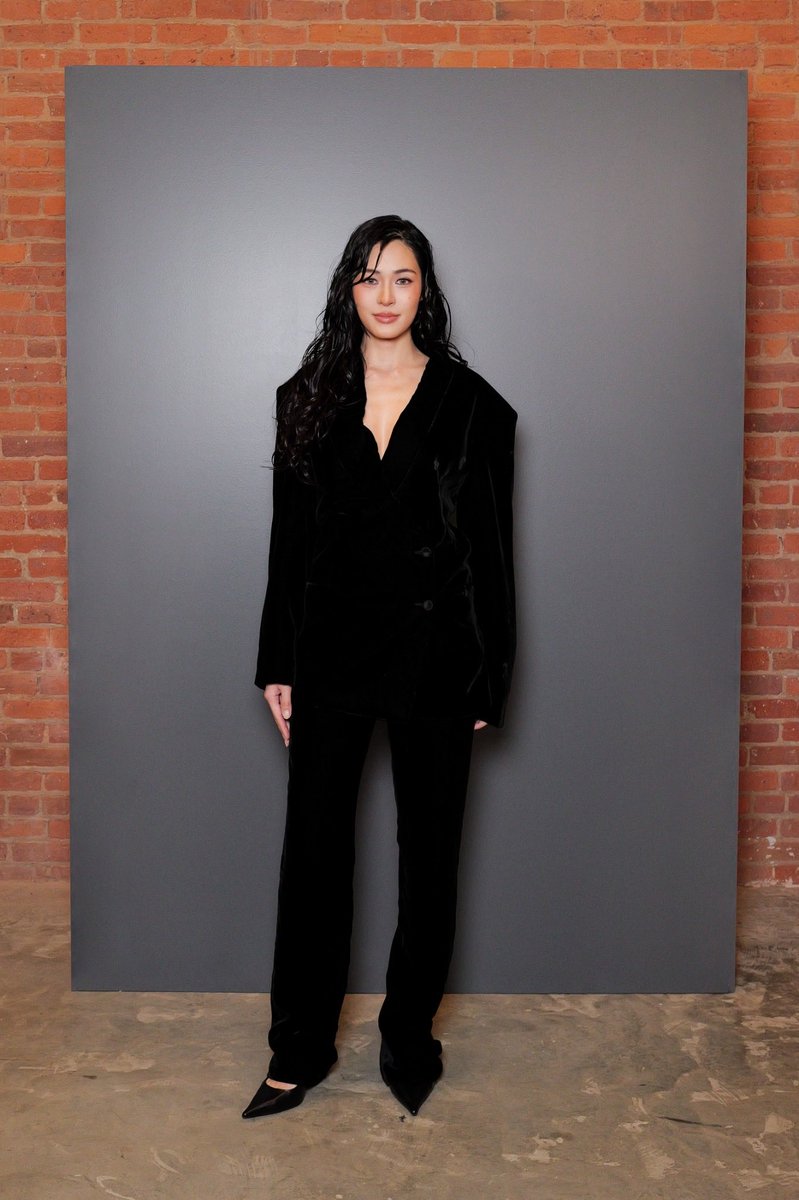 Siam_Paragon's tweet photo. หลิงหลิง-ศิริลักษณ์ (@linglingsirilak) ร่วมชมโชว์ Calvin Klein Collection โดย Veronica Leoni เผยโฉม Spring 2027 บนรันเวย์ ณ Terminal Warehouse มหานครนิวยอร์ก ถ่ายทอดการตีความ “American Minimalism” ผ่านเสื้อผ้าเบสิกอันเป็นเอกลักษณ์ของแบรนด์ที่ถูกปรับโฉมให้เพรียวยาวและเข้ารูปยิ่งขึ้น ผสานงานตัดเย็บอันคมกริบเข้ากับความสบาย พร้อมเติมมิติด้วยยีนส์ หนัง หนังกลับ และดีเทลชุดชั้นในสุดประณีต

ยกระดับสไตล์ควา��เท่ระดับไอคอนิกไปกับคอลเลกชันล่าสุดจาก Calvin Klein ได้แล้ววันนี้ที่ Paragon Department Store ชั้น 2 และ ชั้น 3 สยามพารากอน

LINGLING APAC FACE OF CK  

@CalvinKlein 
#CalvinKlein #CalvinKleinSS27
#LinglingKwongxCalvinKlein  #linglingkwong #SiamParagon