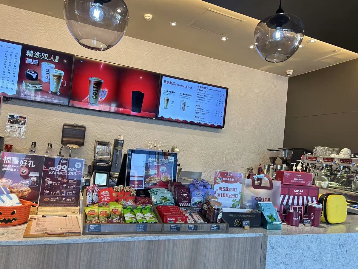 aldic711650's tweet photo. Just restocked our weekend snack stash! Fresh coffee, cold brews, onigiri and limited-edition matcha cookies are ready to fuel your days. Come grab yours before they’re gone! https://t.co/uYnB1CNtyc
