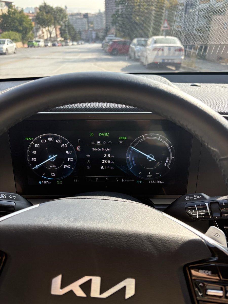 ysklinik's tweet photo. Sıfır alıp 3 yıldır kullandığım Kia Niro EV aracım 155.000 km’yi geçti. 

30.000 km’deki rutin bakımlar dışında servis yüzü görmedi. 

Rejeneratif frenleme sayesinde fren balataları bile hâlâ değişmedi. 

Serviste ölçülen batarya sağlığı (SOH): %95,5. 

Gerçek hayat verisi. ⚡️🔋

@kiaturkiye @acarzeyd @bahtiyarfilm @EVTurkiye