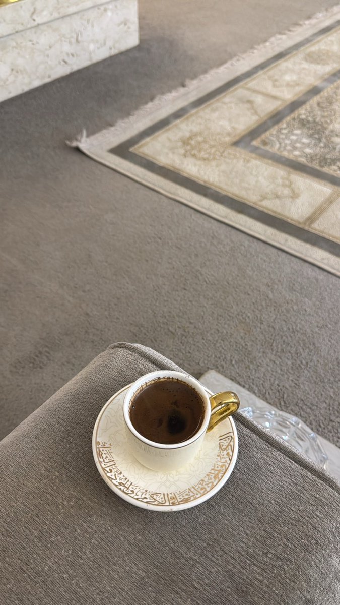 Kw3lnzi's tweet photo. صباح الخير ، اما بعد :
مردها لوضاقت اعوااام بتزين
وبتضحك لنا الدنيا وبننسى تعبها . https://t.co/O9j99hMLcG