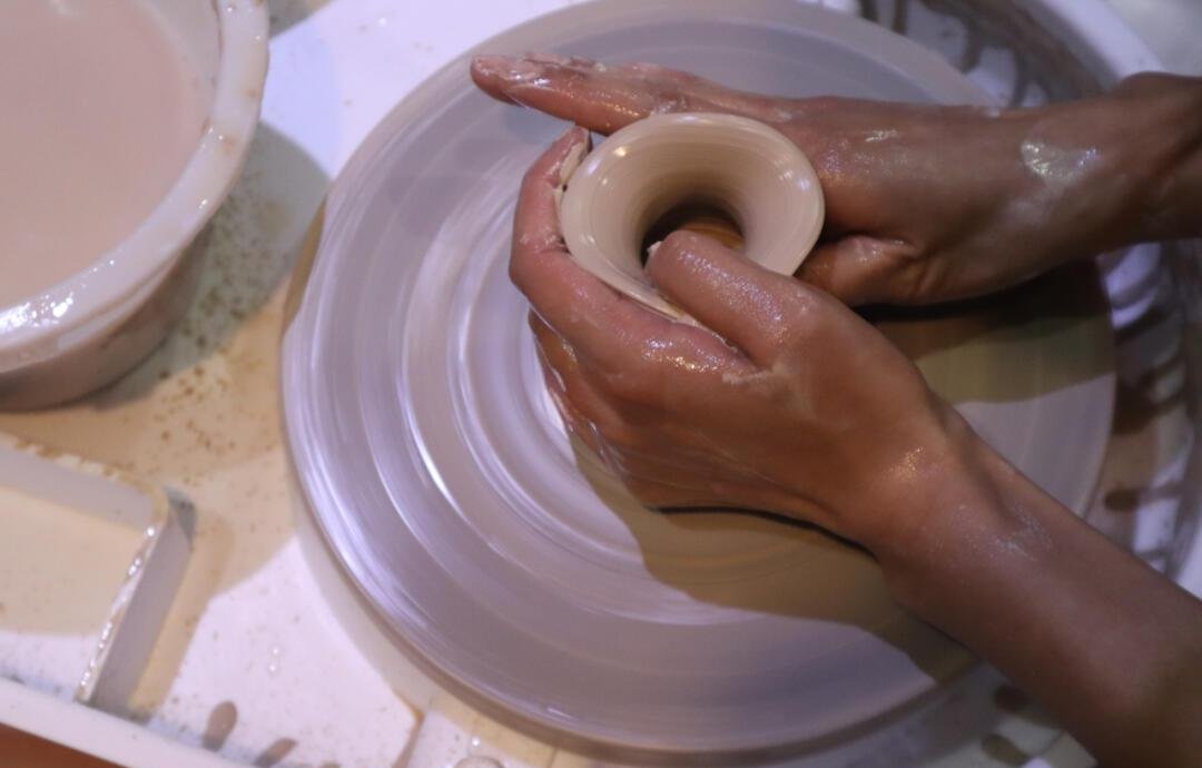 cyrib317161's tweet photo. Just finished a spontaneous pottery wheel session—centering clay under my fingers, messy hands, and a tiny lopsided mug that’s now my most prized creation!  #ArtMoments https://t.co/wAhMx4b5DU