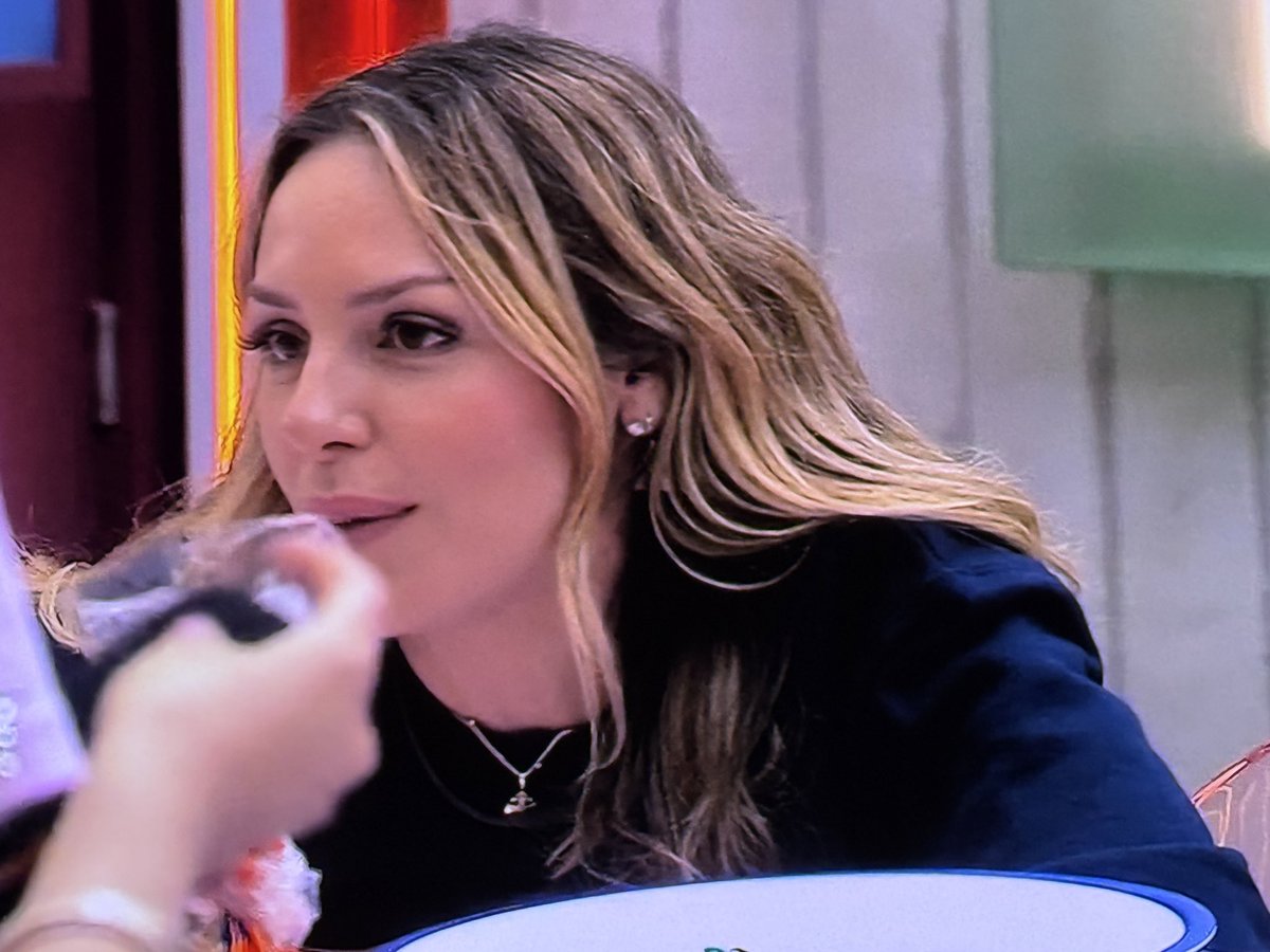 mayers44's tweet photo. La colgada lavándose las manos  diciendo “No hubo prudencia en ninguno que levantó la mano”ósea Che vieja cobarde  justificándose ,que tenga huevos y aguante así como mariana aguantó sus ataques y críticas por quedarse la inmunidad
#LaCasaDeLosFamososMéxico 
#LaCasaDeLosFamososMx https://t.co/PvhRqobQm5
