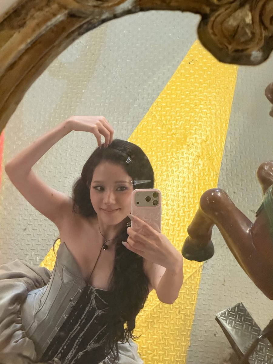 NEWSJISOO's tweet photo. #JISOO instagram update. https://t.co/j6gEwfLnHG