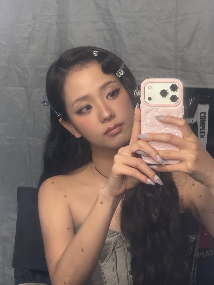 NEWSJISOO's tweet photo. #JISOO instagram update. https://t.co/j6gEwfLnHG