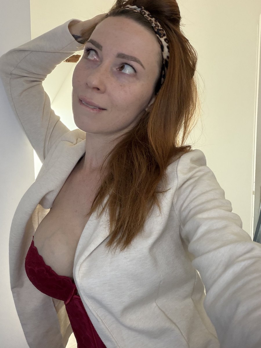 Fannyvyoo's tweet photo. Vous aimez les femmes qui ont du caractère ? Alors vous risquez de bien aimer la petite rousse que je suis 😏 https://t.co/KnRqMQfOpY