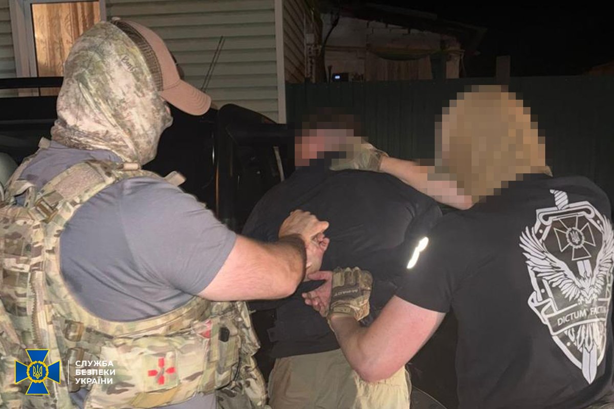 ServiceSsu's tweet photo. СБУ викрила одного з керівників відомої політсили та ексзаступника Голови ДСНС, які намагалися організувати в Україні низку терактів, підпалів та замах на активіста

➡️ https://t.co/c8N7WF4nnS https://t.co/fR8PuFEGyd