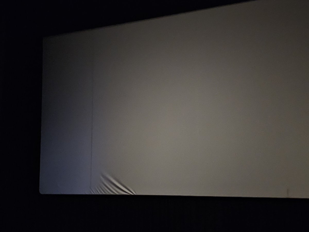 TheSydTony's tweet photo. Oye @Cinepolis. Métele una estiradita a la pantalla de la sala 4 del complejo Forum Buenavista. Eso se ve horrible y más durante la proyección. https://t.co/DNlzZZVVTl