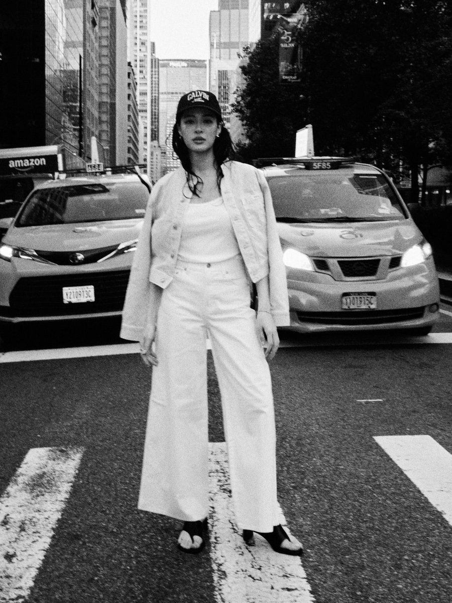 mintmag_th's tweet photo. สวยเท่! ส่องภาพสาว #หลิงหลิงคอง ที่มาถ่ายทอดสไตล์ในแบบฉบับของ Calvin Klein Fall 2026 ผ่านลุคเดนิมที่เรียบง่าย เท่ และเปี่ยมด้วยความมั่นใจ ท่ามกลางบรรยากาศของมหานครนิวยอร์ก 💚 

#LinglingKwong‌xCalvinKlein 
#calvinklein 
#Linglingkwong‌
#MintMagTH https://t.co/E6fEMtNs55